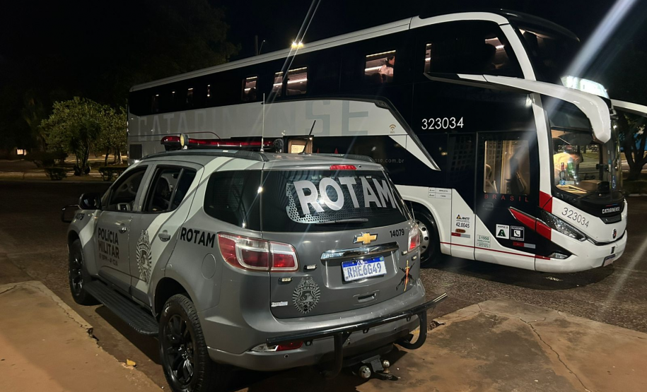 PMPR apreende 55 celulares e 25 quilos de maconha em fiscalizações na rodoviária de Santa Tereza do Oeste