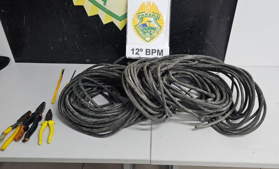 PMPR prende dois suspeitos e recupera cabos de fibra óptica após furto em condomínio