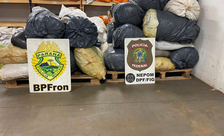 PMPR e PF apreendem quase 300 kg de maconha às margens do Rio Paraná, em Foz do Iguaçu