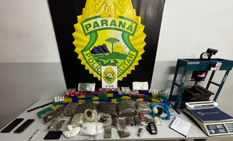 PMPR desarticula ponto de tráfico e apreende mais de 21 kg de drogas no Hauer  A Polícia Militar do Paraná (PMPR) prendeu um homem e desarticulou um ponto de tráfico de drogas nesta terça-feira (21), no bairro Hauer, em Curitiba. Ao todo, foram apreendidos mais de 21 quilos de entorpecentes.  A ação foi realizada por equipes do 20º Batalhão de Polícia Militar (BPM), com apoio das equipes de inteligência, após denúncia anônima indicando que o local era utilizado para armazenamento e distribuição de drogas.