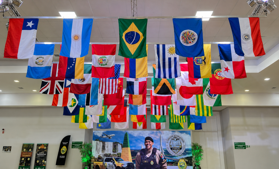 O evento reúne mais de 100 delegações, representando 23 países e 23 estados brasileiros