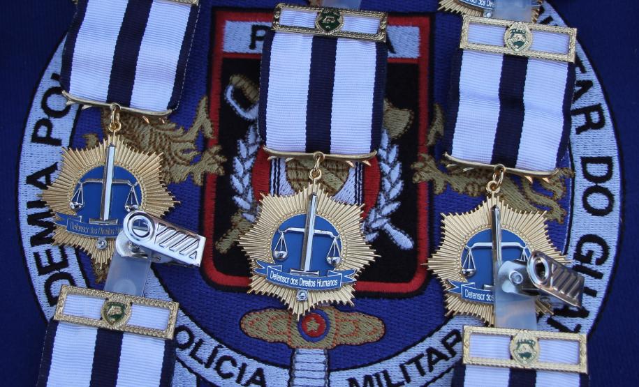 PMPR homenageia Tiradentes e entrega medalhas a autoridades e policiais do Estado