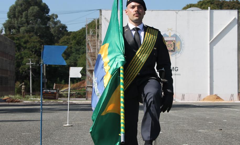 PMPR homenageia Tiradentes e entrega medalhas a autoridades e policiais do Estado