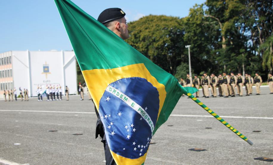 PMPR homenageia Tiradentes e entrega medalhas a autoridades e policiais do Estado