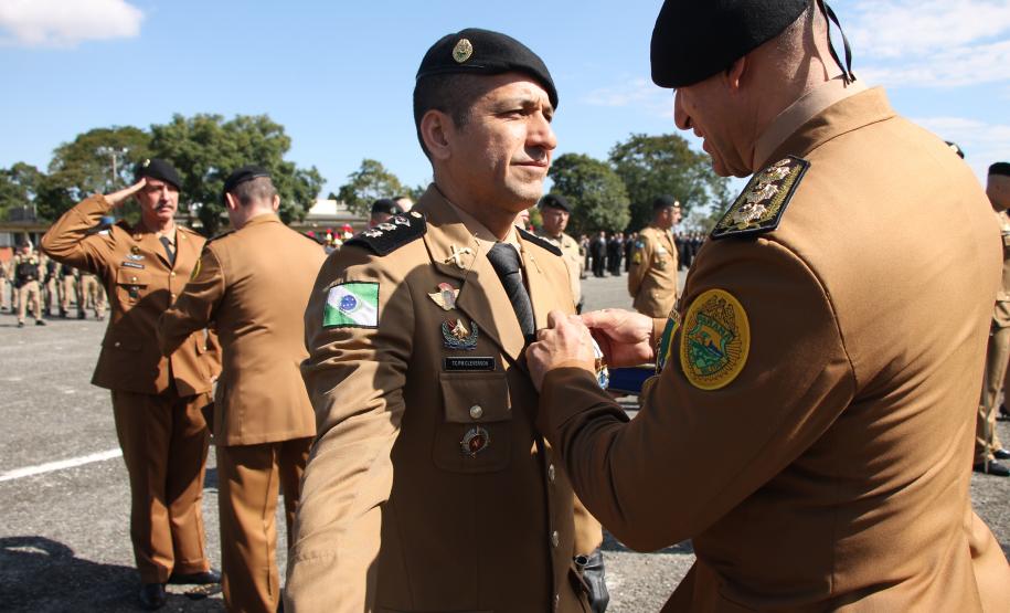 PMPR homenageia Tiradentes e entrega medalhas a autoridades e policiais do Estado