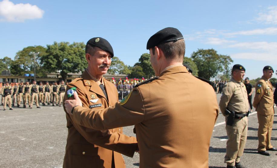 PMPR homenageia Tiradentes e entrega medalhas a autoridades e policiais do Estado