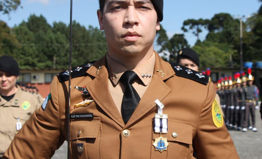 PMPR homenageia Tiradentes e entrega medalhas a autoridades e policiais do Estado