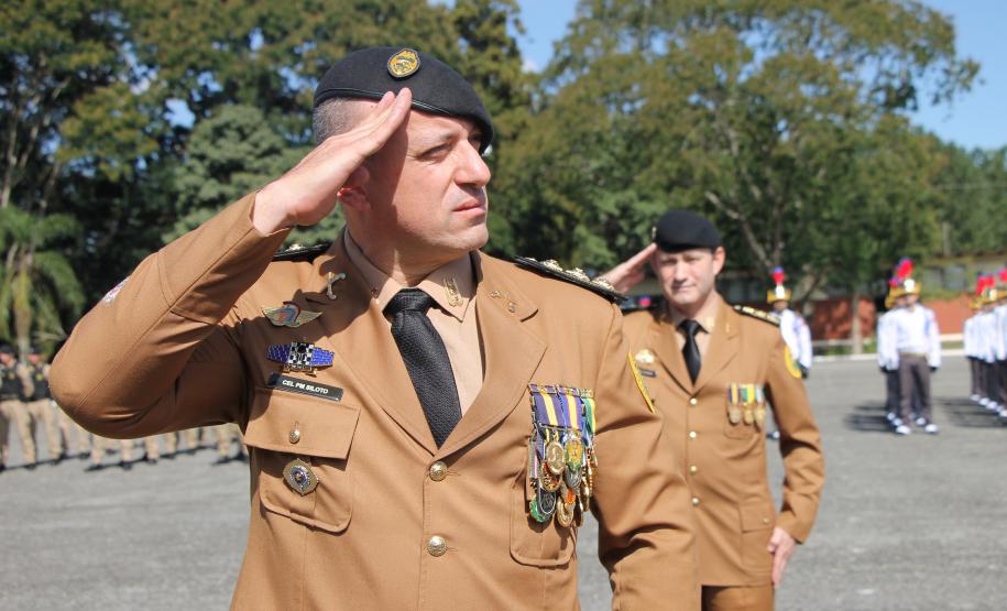 PMPR homenageia Tiradentes e entrega medalhas a autoridades e policiais do Estado