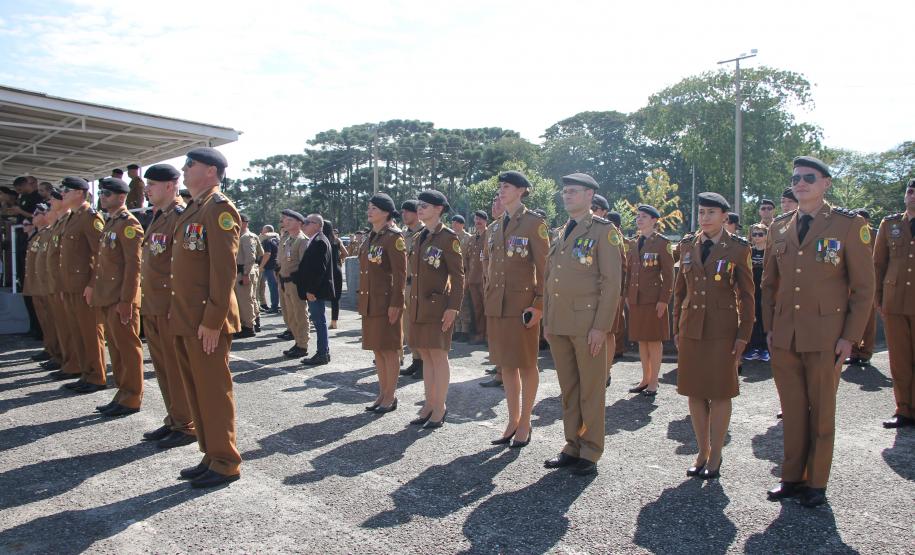 PMPR homenageia Tiradentes e entrega medalhas a autoridades e policiais do Estado