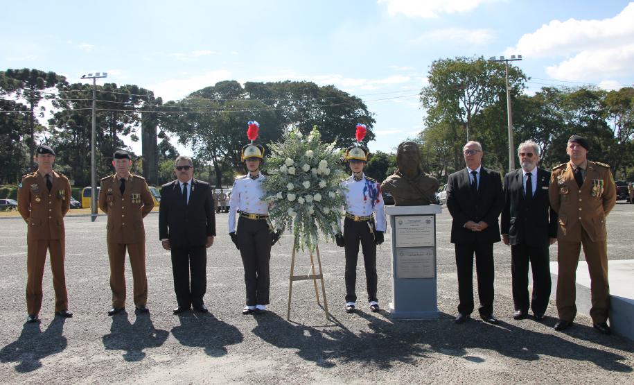 PMPR homenageia Tiradentes e entrega medalhas a autoridades e policiais do Estado