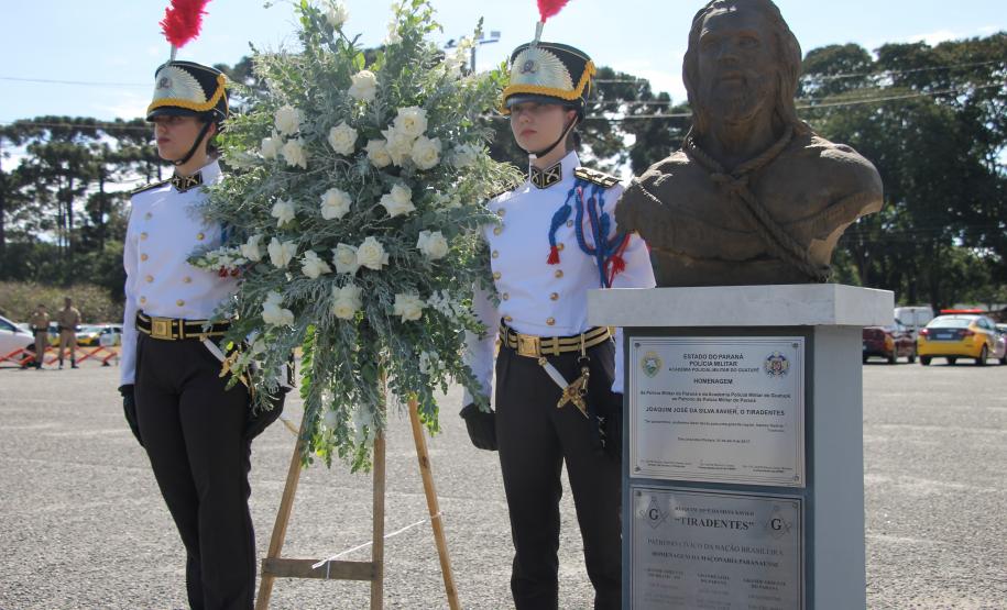 PMPR homenageia Tiradentes e entrega medalhas a autoridades e policiais do Estado