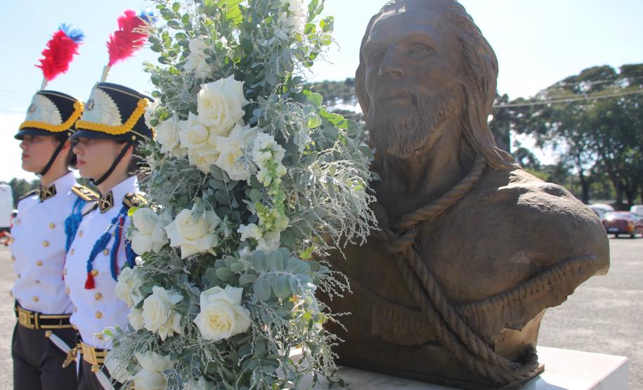 PMPR homenageia Tiradentes e entrega medalhas a autoridades e policiais do Estado