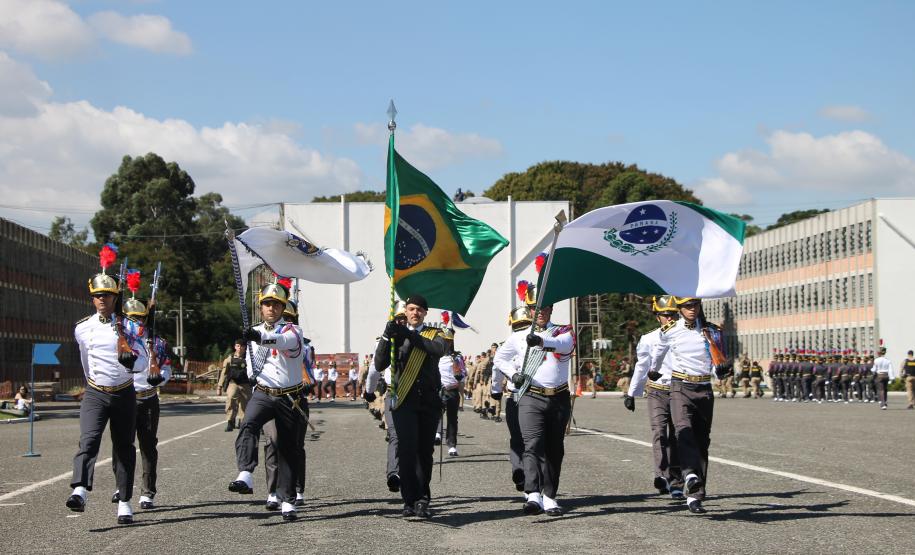 PMPR homenageia Tiradentes e entrega medalhas a autoridades e policiais do Estado
