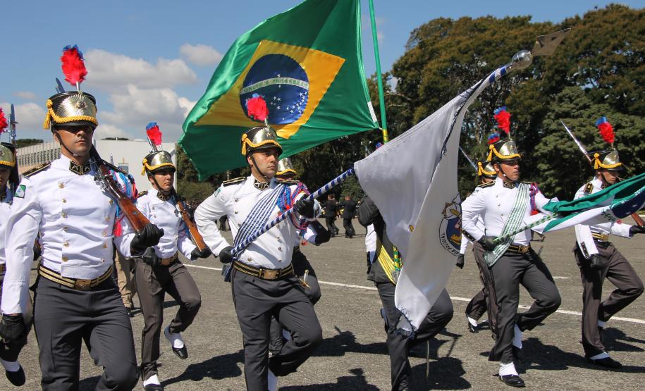 PMPR homenageia Tiradentes e entrega medalhas a autoridades e policiais do Estado