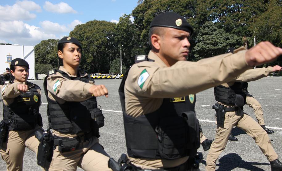 PMPR homenageia Tiradentes e entrega medalhas a autoridades e policiais do Estado