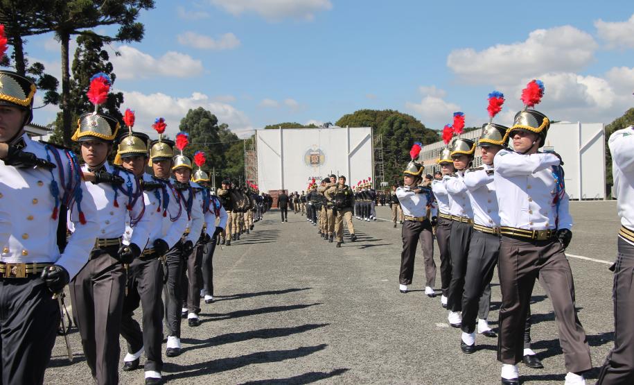 PMPR homenageia Tiradentes e entrega medalhas a autoridades e policiais do Estado
