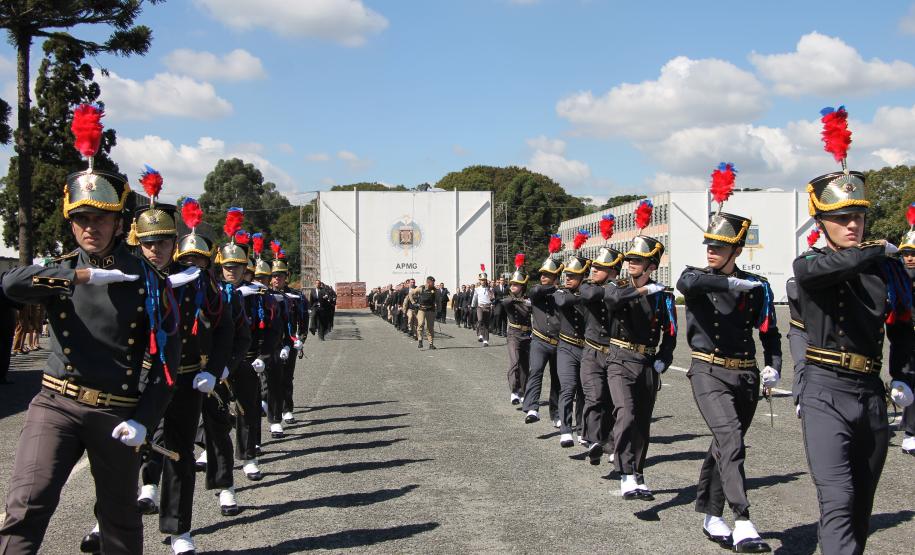 PMPR homenageia Tiradentes e entrega medalhas a autoridades e policiais do Estado