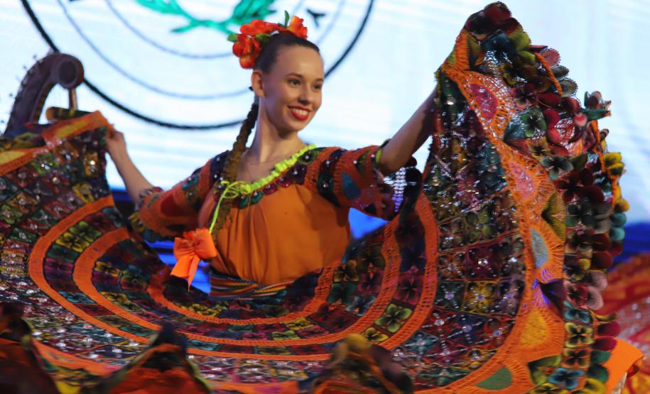 O evento reúne mais de 100 delegações, representando 23 países e 23 estados brasileiros