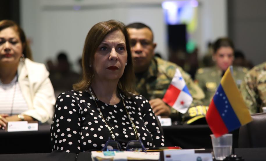 Ao longo do dia, o simpósio reforçou seu caráter internacional, promovendo a troca de experiências entre profissionais de diferentes países