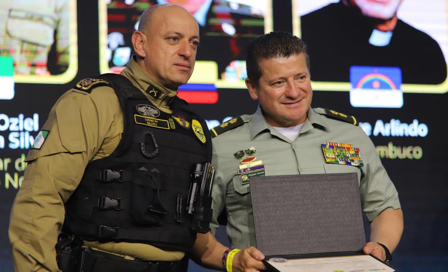 Ao longo do dia, o simpósio reforçou seu caráter internacional, promovendo a troca de experiências entre profissionais de diferentes países