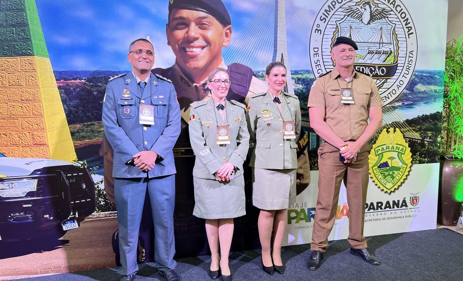 O evento reúne mais de 100 delegações, representando 23 países e 23 estados brasileiros