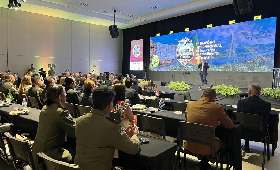 O evento reúne mais de 100 delegações, representando 23 países e 23 estados brasileiros