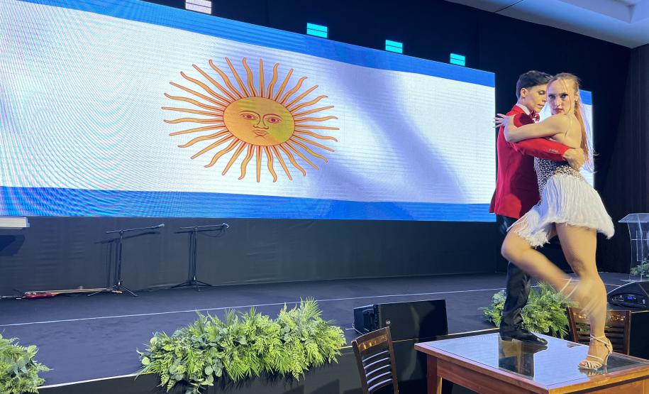 O evento reúne mais de 100 delegações, representando 23 países e 23 estados brasileiros