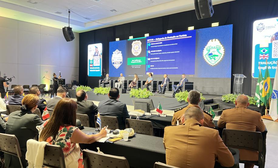 O evento reúne mais de 100 delegações, representando 23 países e 23 estados brasileiros