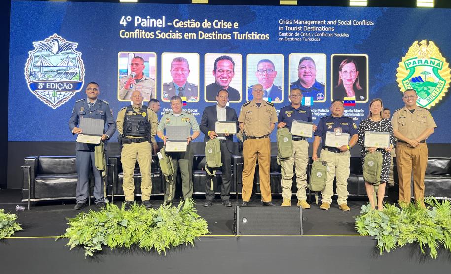 Ao longo do dia, o simpósio reforçou seu caráter internacional, promovendo a troca de experiências entre profissionais de diferentes países