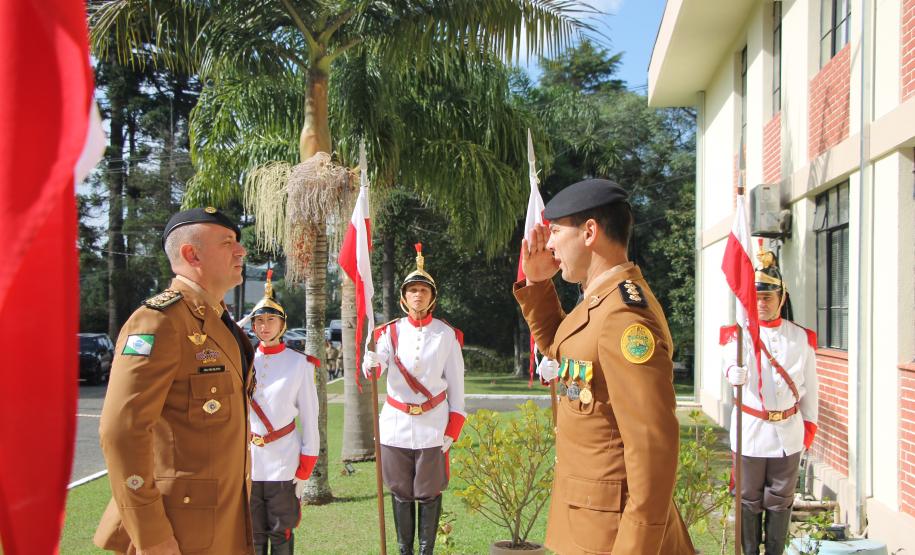 PMPR homenageia Tiradentes e entrega medalhas a autoridades e policiais do Estado