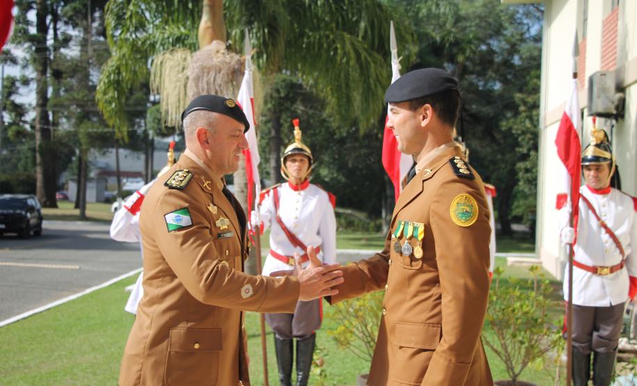 PMPR homenageia Tiradentes e entrega medalhas a autoridades e policiais do Estado