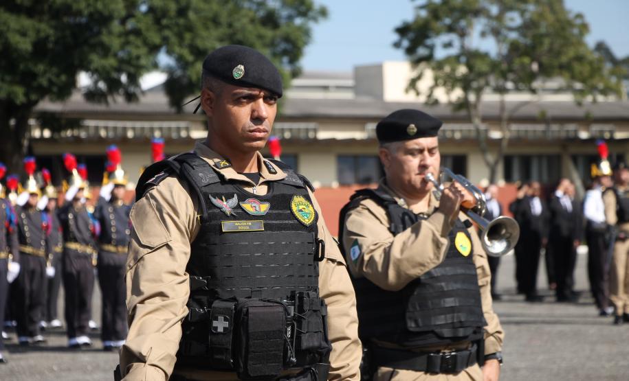 PMPR homenageia Tiradentes e entrega medalhas a autoridades e policiais do Estado