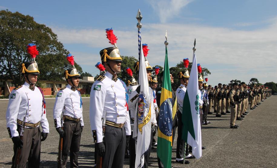 PMPR homenageia Tiradentes e entrega medalhas a autoridades e policiais do Estado