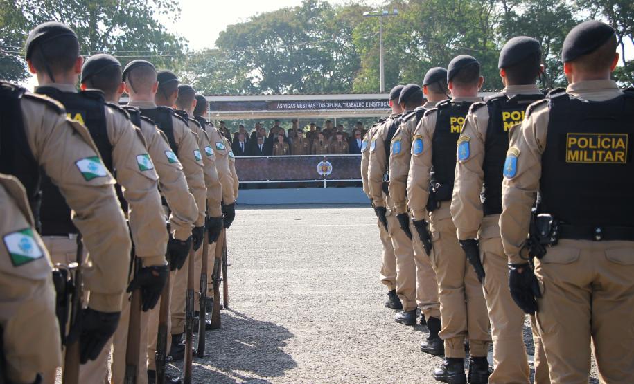 PMPR homenageia Tiradentes e entrega medalhas a autoridades e policiais do Estado