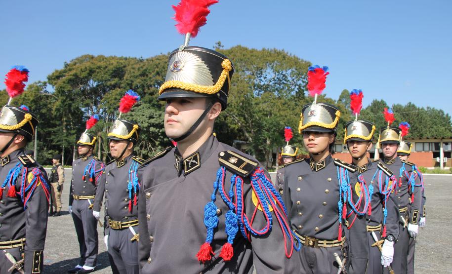 PMPR homenageia Tiradentes e entrega medalhas a autoridades e policiais do Estado