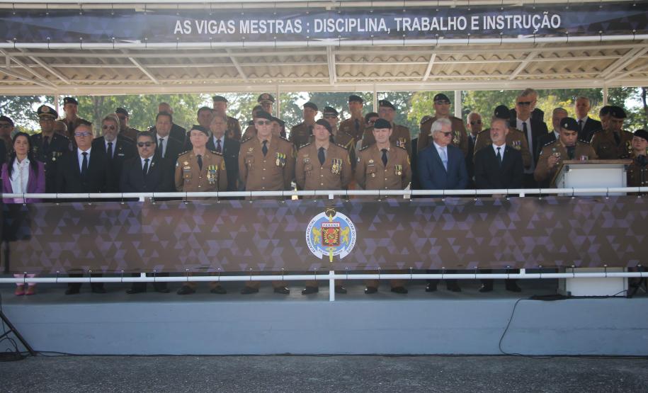 PMPR homenageia Tiradentes e entrega medalhas a autoridades e policiais do Estado