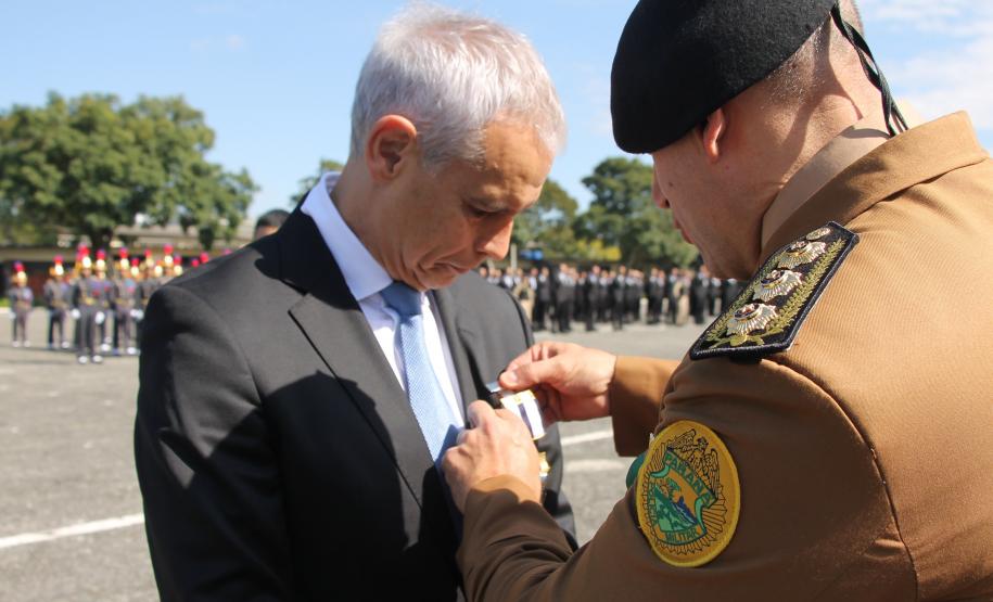 PMPR homenageia Tiradentes e entrega medalhas a autoridades e policiais do Estado