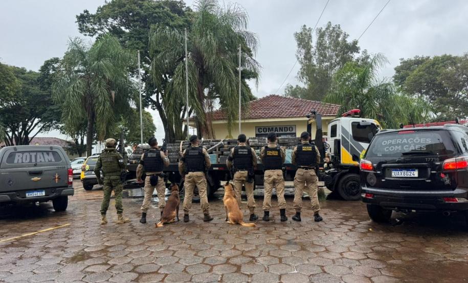 Após buscas detalhadas, os militares estaduais localizaram aproximadamente 5.100 quilos de maconha escondidos sob um carregamento de mandioca