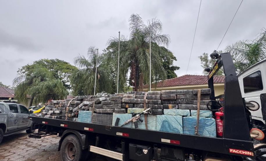 Após buscas detalhadas, os militares estaduais localizaram aproximadamente 5.100 quilos de maconha escondidos sob um carregamento de mandioca