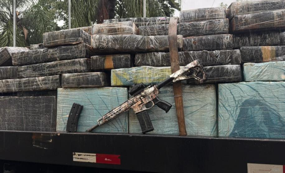Após buscas detalhadas, os militares estaduais localizaram aproximadamente 5.100 quilos de maconha escondidos sob um carregamento de mandioca