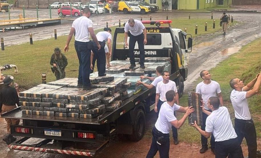 Após buscas detalhadas, os militares estaduais localizaram aproximadamente 5.100 quilos de maconha escondidos sob um carregamento de mandioca