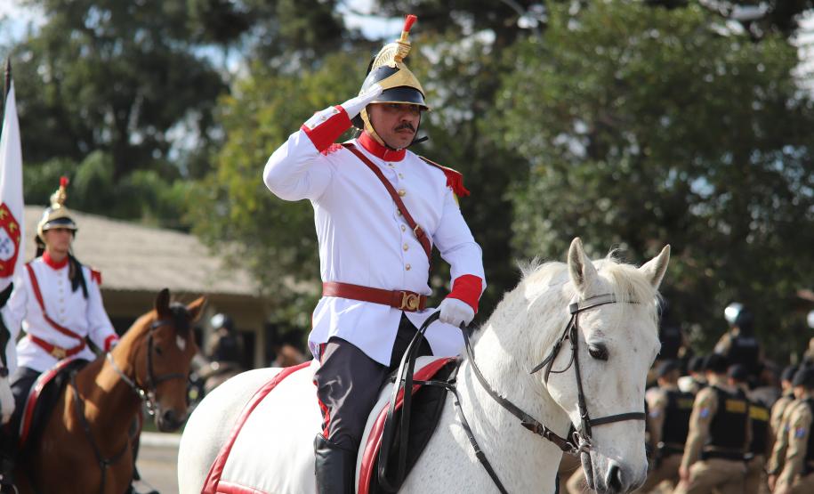 O evento reuniu autoridades militares e civis, veteranos, policiais da ativa, familiares e convidados para celebrar a trajetória da Cavalaria paranaense
