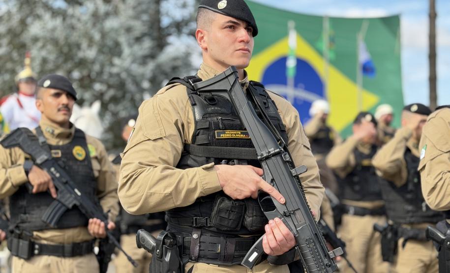 O evento reuniu autoridades militares e civis, veteranos, policiais da ativa, familiares e convidados para celebrar a trajetória da Cavalaria paranaense