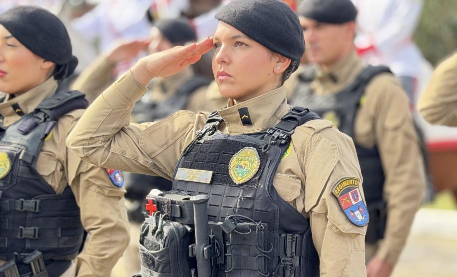 O evento reuniu autoridades militares e civis, veteranos, policiais da ativa, familiares e convidados para celebrar a trajetória da Cavalaria paranaense