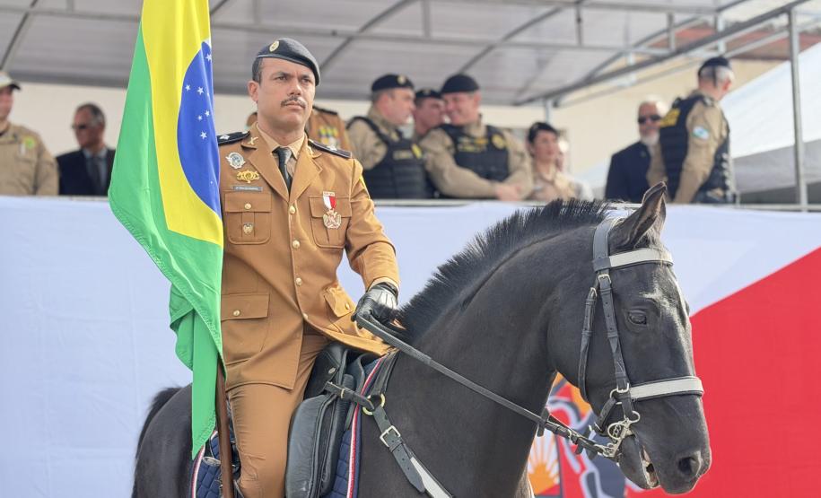 O evento reuniu autoridades militares e civis, veteranos, policiais da ativa, familiares e convidados para celebrar a trajetória da Cavalaria paranaense