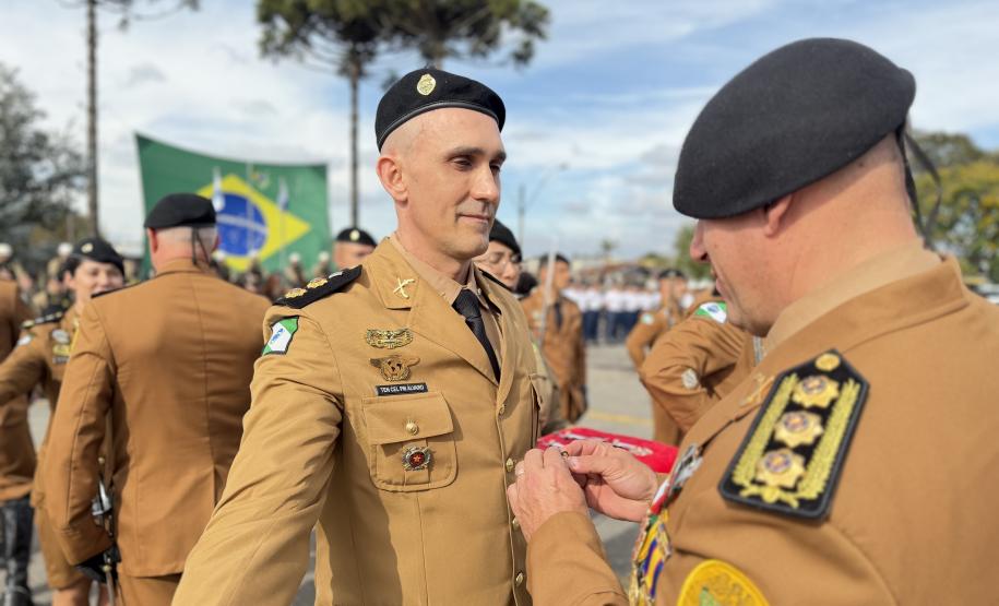 O evento reuniu autoridades militares e civis, veteranos, policiais da ativa, familiares e convidados para celebrar a trajetória da Cavalaria paranaense