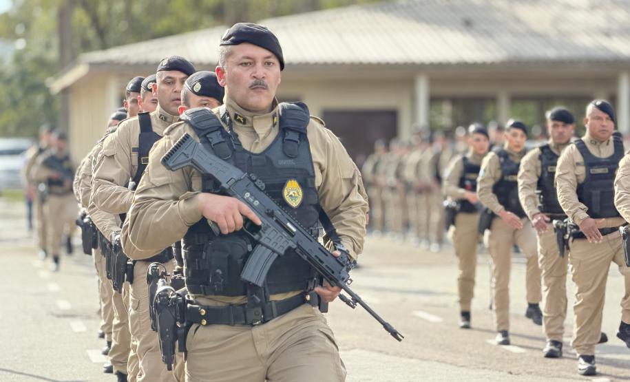 O evento reuniu autoridades militares e civis, veteranos, policiais da ativa, familiares e convidados para celebrar a trajetória da Cavalaria paranaense