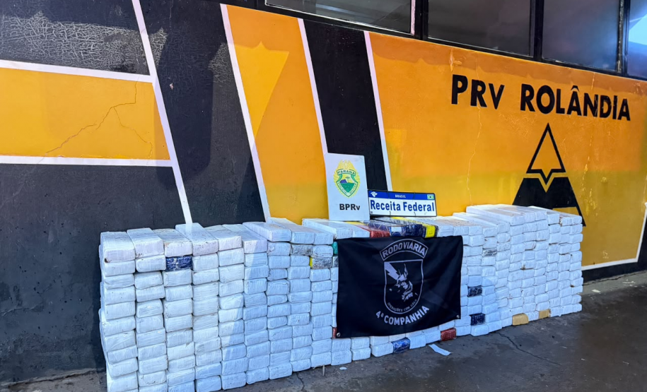 Operação Omnis: PMPR apreende 340 quilos de maconha, medicamentos e eletrônicos em ônibus na PR-444