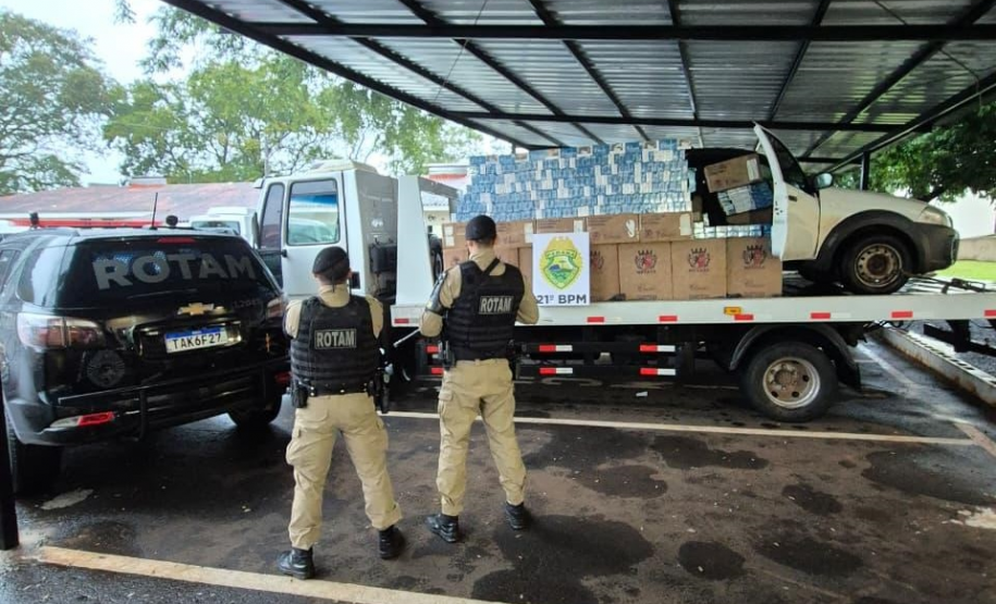 PMPR realiza prisão de três suspeitos e apreende cerca de 13 mil maços de cigarros contrabandeados na PR-483