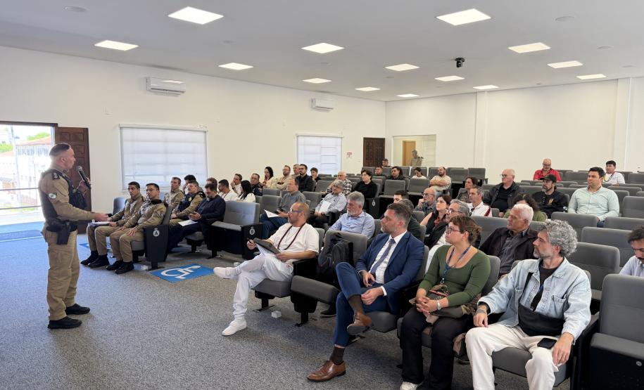 Reunião em Curitiba foi presidida pelo comandante do Comando do Policiamento Especializado, coronel Rogério Gomes Pitz, e abordou a criação de diretrizes para padronizar a atuação policial, com respeito à liberdade religiosa e aos direitos fundamentais.